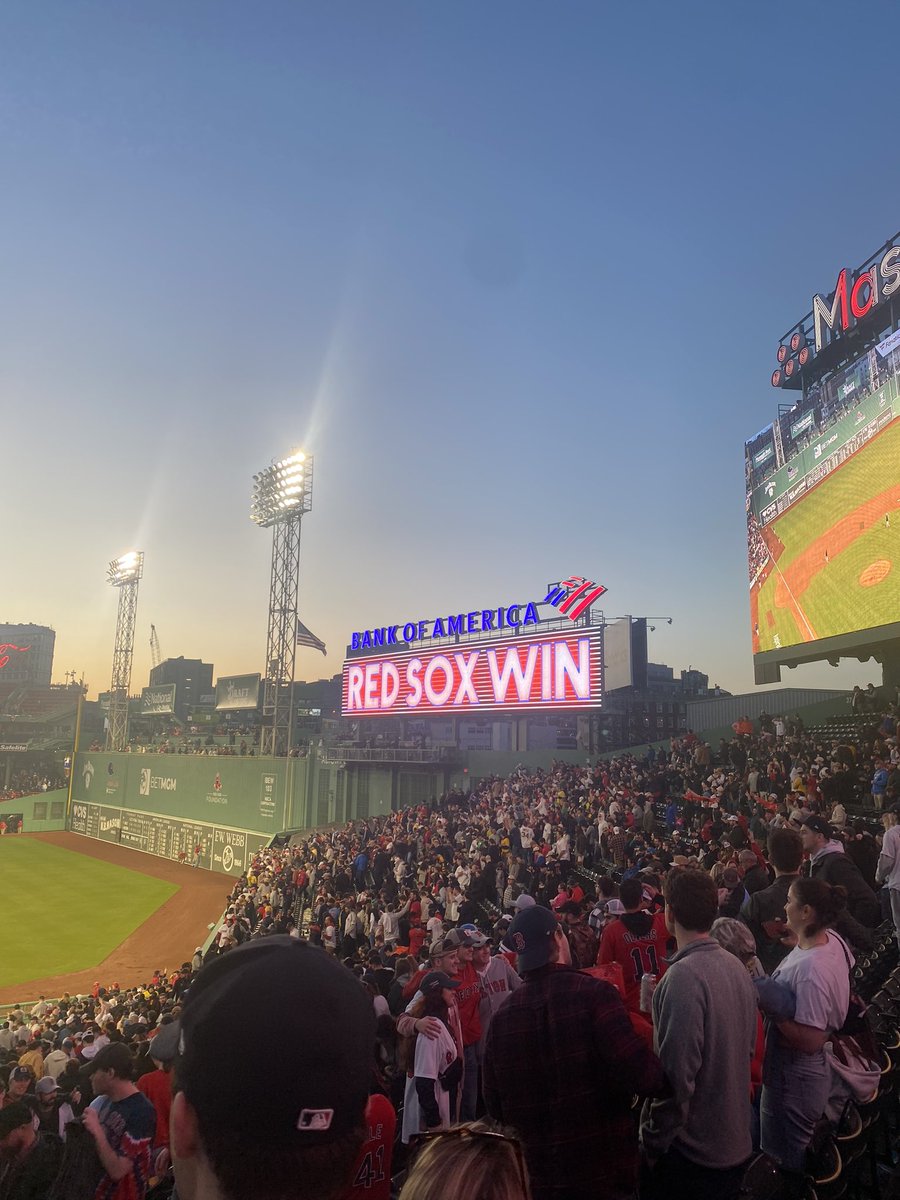 Volize_'s tweet image. Went to my first @redsox game today and Fenway was absolutely amazing! ❤️⚾️