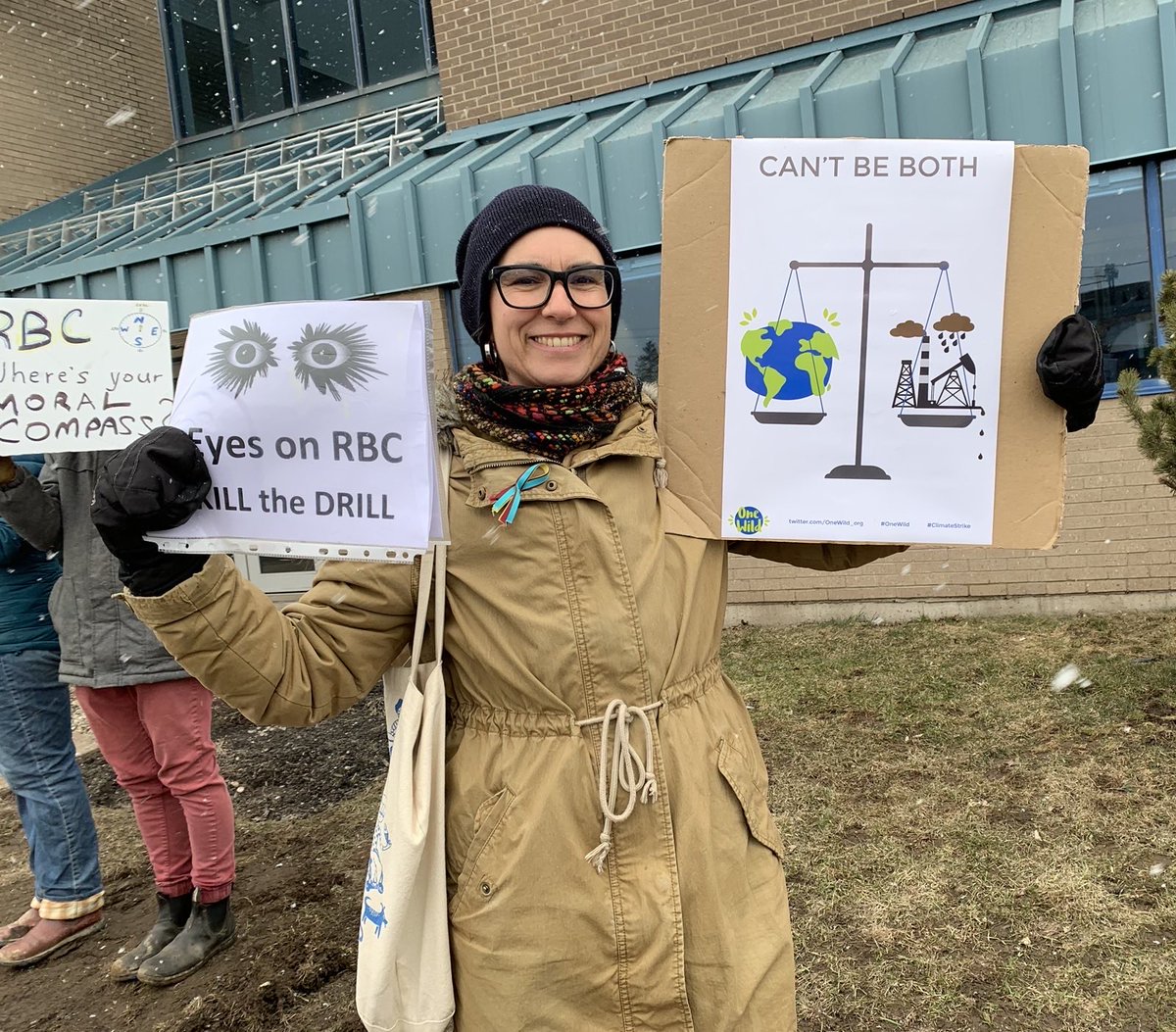 OneWild_org's tweet photo. Wet'suwet'en Strong.

The number one funder of fossil fuels in so-called Canada, and the corporation that loves to trample human rights and Indigenous sovereignty? Not strong. 

#RBCisKillingMe #FossilFoolsDay #AbolishCIRG https://t.co/NXqwBNZ3VX
