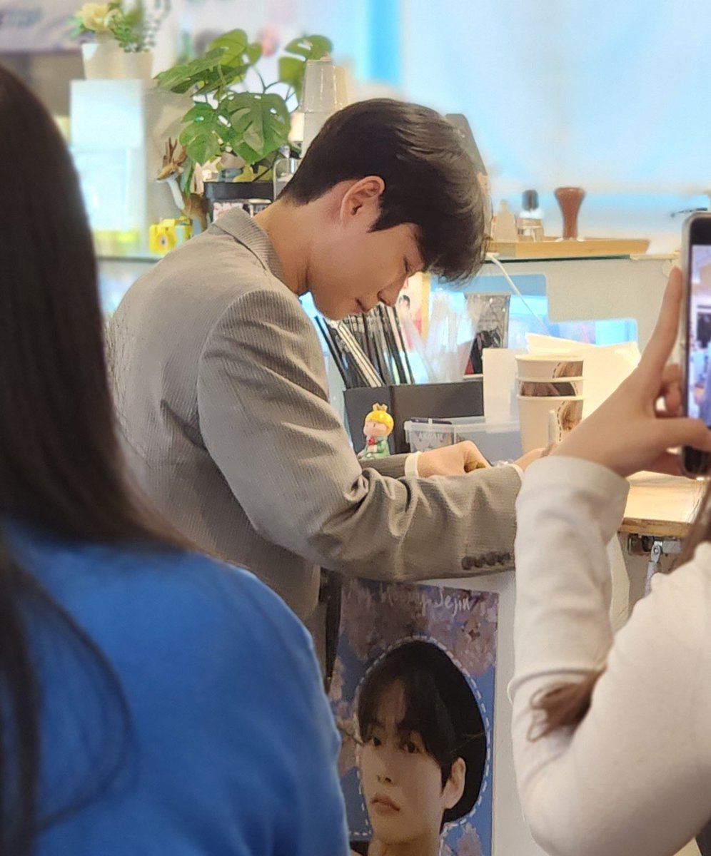 cafesoulbutton's tweet photo. 생일을 맞으신 배우 한세진님께서 
소울버튼에 방문하셨습니다!
생일축하드립니다!🎉🎉 https://t.co/7KdklaVvXz