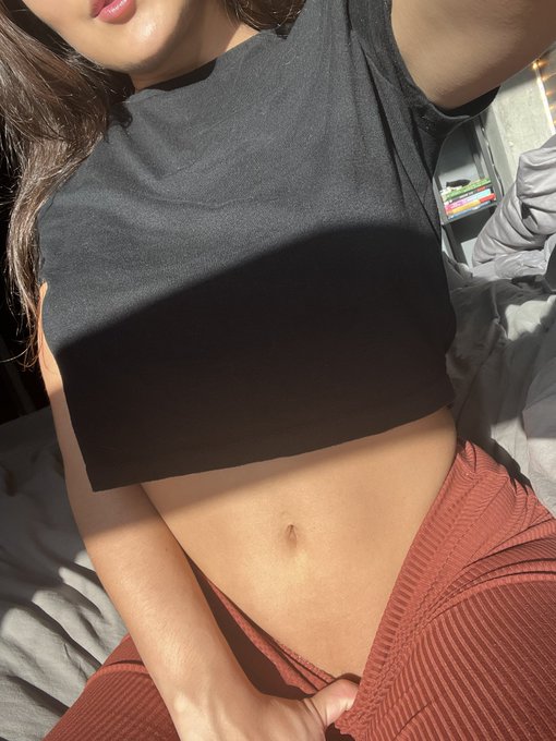 I would like to know how you feel about belly buttons https://t.co/WzjBsllR5z