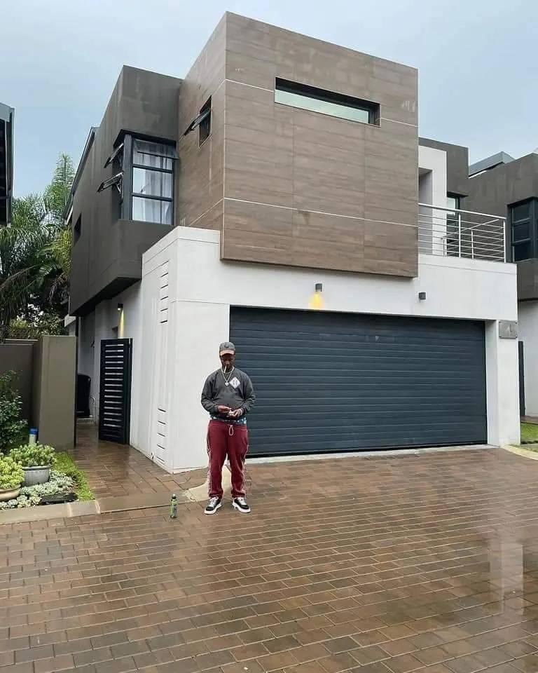 sahiphop247's tweet photo. Elevated at his lavish 4.2 million dollar residence, Emtee is living in style and luxury. https://t.co/aiZlZp6zff