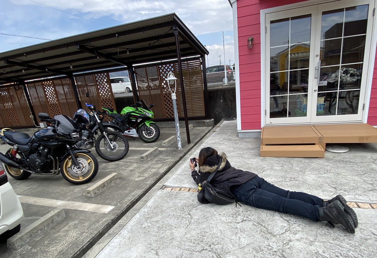 27C7's tweet image. 一旦RICEFIELDでお昼ご飯❤️
写真を撮る私💕
名ずけて、おかんチャンshot❣️
 #RICEFIELD 
 #皿からはみ出る太刀魚
 #lunch
 #女子ツー
 #この後二人合流
 #おかんチャンshot📸
 #バイクレディ
 #チオビタの人
 #立ちゴケ女王
 #CB400SB