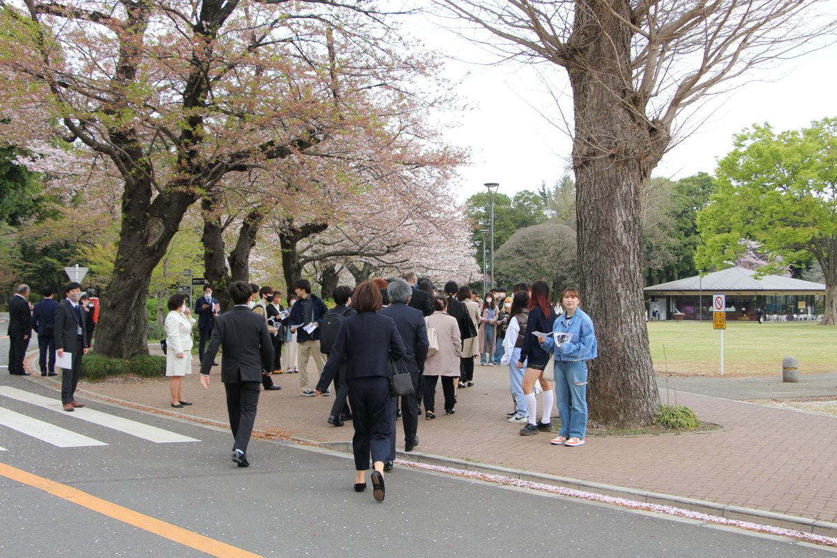reitakuuniv's tweet photo. 先輩たちによる課外活動勧誘も今年から復活😊新入生の皆さんお待ちしてます!!
#ダンス部 #Dirat #フォークソング研究会 #F研 #ロック研究会 #ロッ研 https://t.co/NgpjJVoibC