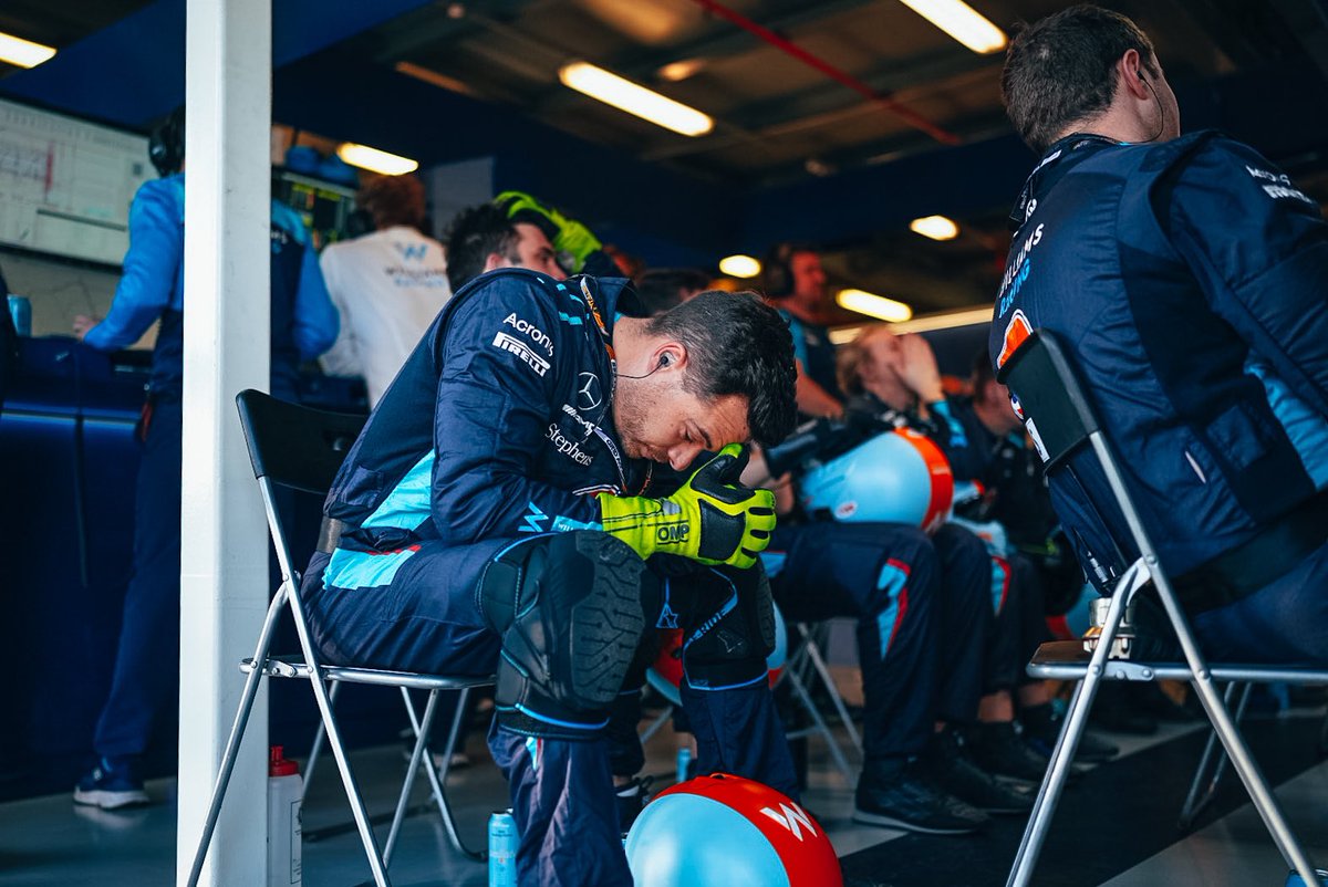 WilliamsF1's tweet photo. What a shame, Alex is safely out of the car as it is recovered. Recovery vehicles on track, resulting in a Red Flag 🚩

#WeAreWilliams https://t.co/YMvjkDnGp4