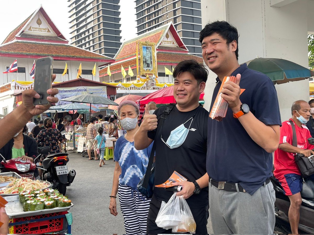 taopiphop's tweet image. 7:00 น. เดินตลาดเช้าวัดเศวตฉัตร และเดินต่อทุกถนนเจริญนครฝั่งเลขคู่ ถึงซ.55 สนุกมากครับ เสียงตอบรับดีทุกคนอยากได้การเปลี่ยนเเปลง
.
#ด
ก้าวไกล