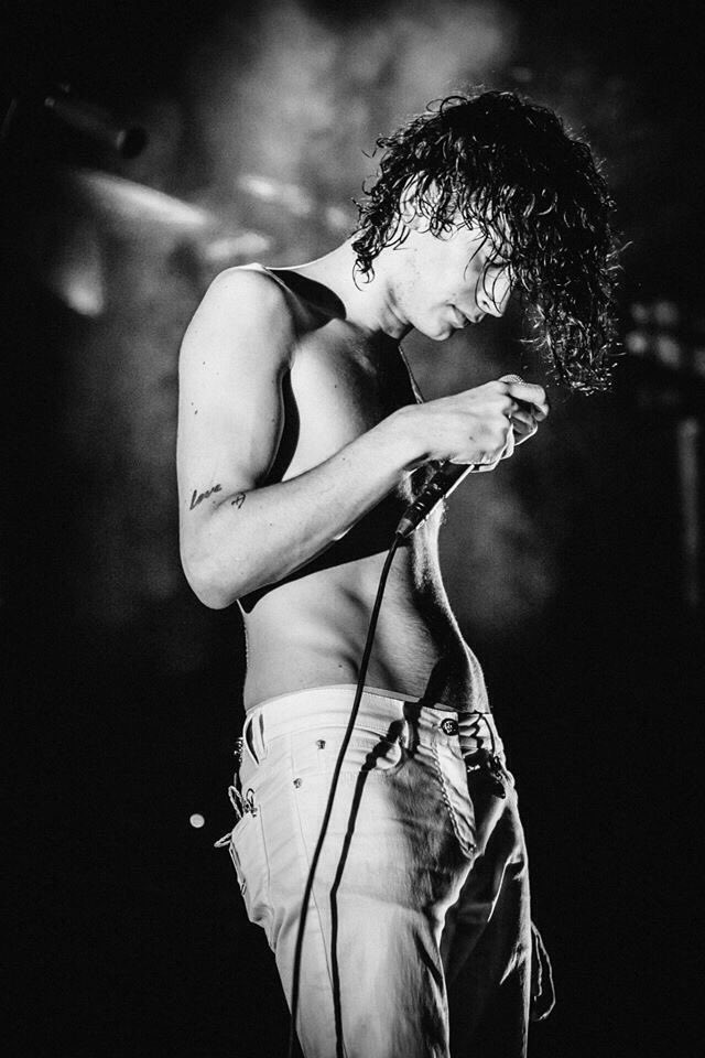 1989healy's tweet photo. Girls don’t want boyfriends we want matty Healy to wear low rise jeans again https://t.co/wDGyXaIrjO