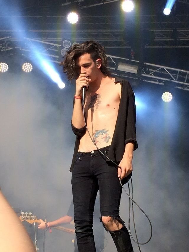 1989healy's tweet photo. Girls don’t want boyfriends we want matty Healy to wear low rise jeans again https://t.co/wDGyXaIrjO