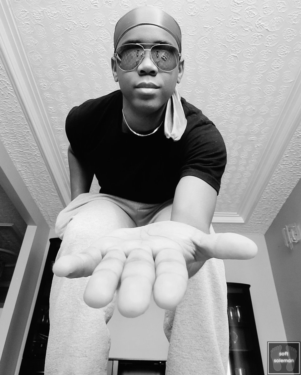 softsoleman's tweet photo. #softsoleman #giantfetish #gรฉant #macrophilia #macrophile #macro #footfetish #footdomination #malefeet #malesoles #gianthand #giantsoles #giantfeet #giantpov #giantview #blackandwhite #noiretblanc #photography #photographie https://t.co/hMGohKOKPc