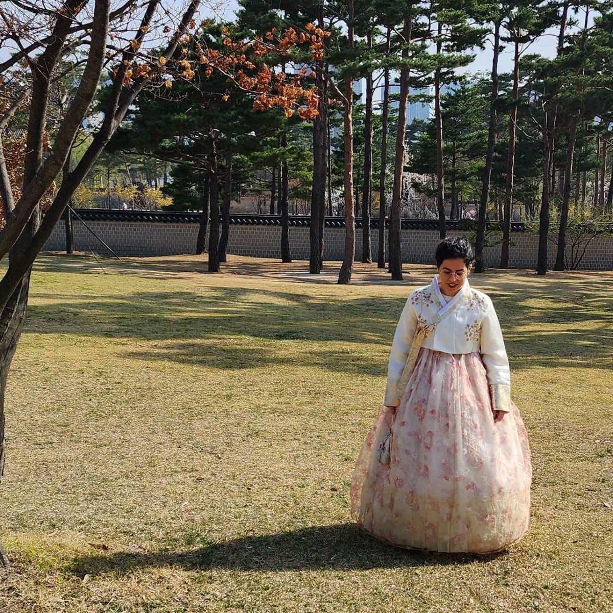 Z_Yasmi's tweet photo. Finally in #Korea!
한국에 드디어 있당~ 🇰🇷

https://t.co/ls1KZiEZcV 🤍 https://t.co/FzSI7hgipD
