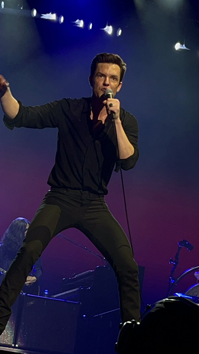 sXe_Erick's tweet photo. Yo nada más quiero que alguien me pueda mencionar una banda que haga lo mismo que hacen los The Killers. El concierto de esta noche en el palacio de los deportes fue más intenso que el de la VFG en Guadalajara. https://t.co/e9bLp4Aq39