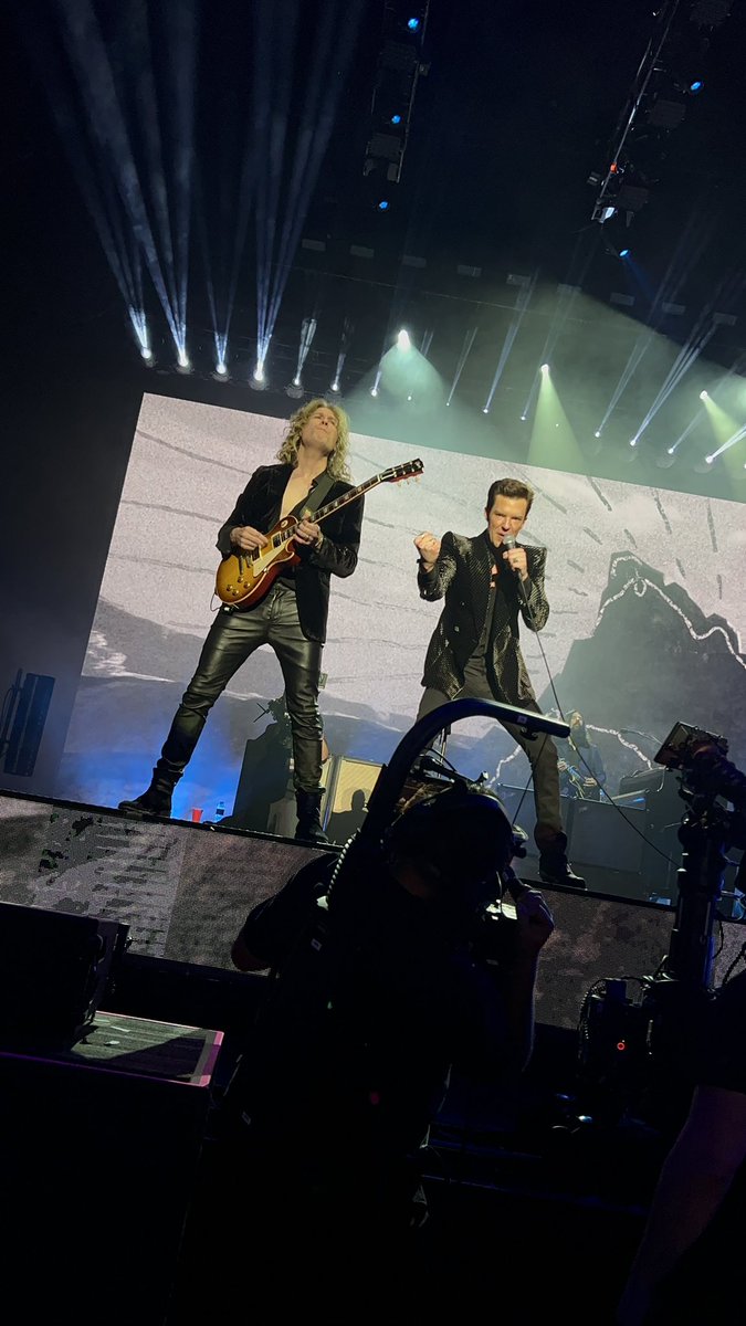 sXe_Erick's tweet photo. Yo nada más quiero que alguien me pueda mencionar una banda que haga lo mismo que hacen los The Killers. El concierto de esta noche en el palacio de los deportes fue más intenso que el de la VFG en Guadalajara. https://t.co/e9bLp4Aq39