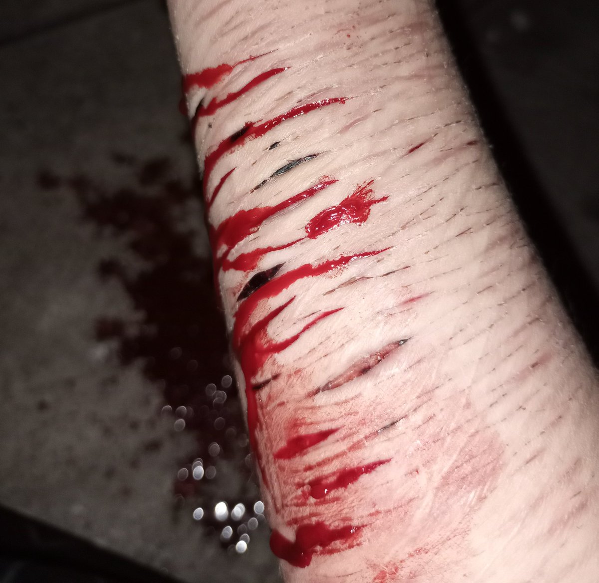 orl_org's tweet photo. q jodido se ve, pero al menos pude hacer varios cortes, el q sigue del styro
mi cuerpo se esta adaptando a ese tipo d cortes https://t.co/MLDv3bPRkv