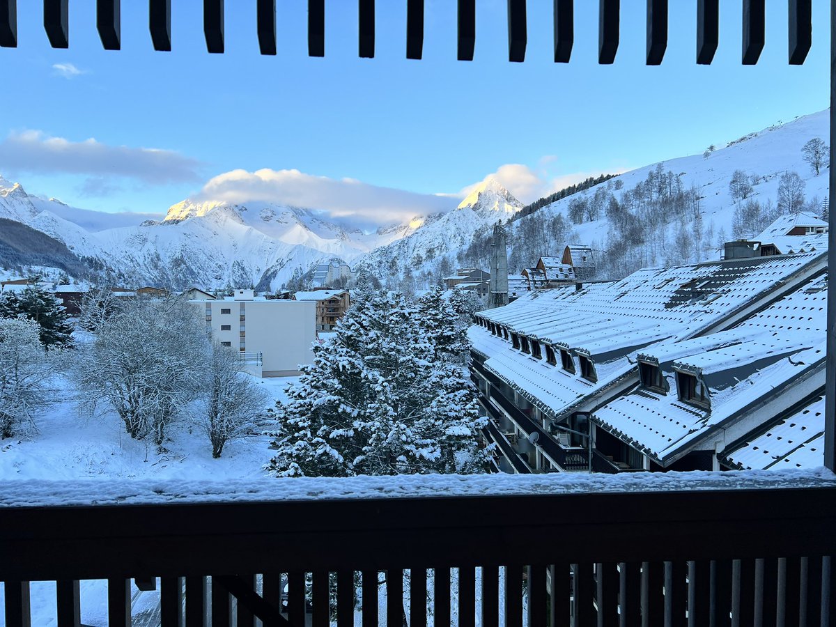 TrinityHighPE's tweet image. Good Morning from France #TeamTrinity #ski2023 #finallyarrived ⛷️🎿⛷️