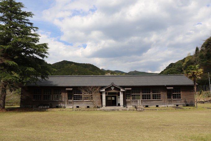 廃校になった小学校行ってきたよー飛び込めそうな川もあって夏来たら楽しそう暗殺教室感もあります 