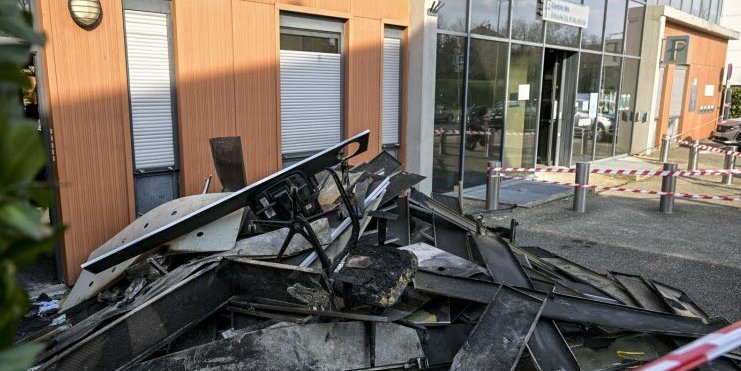 lordramjai4c's tweet photo. JUST IN: 🇫🇷 Tax center set on fire last night in France.
#France #taxcenter https://t.co/849xHMvwKF
