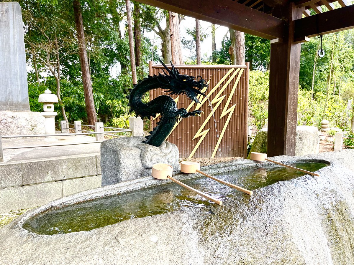 「旧友が副住職する龍興寺さんの手水舎の龍さんが背景付きでかっこよかった! 」|画家@優太のイラスト