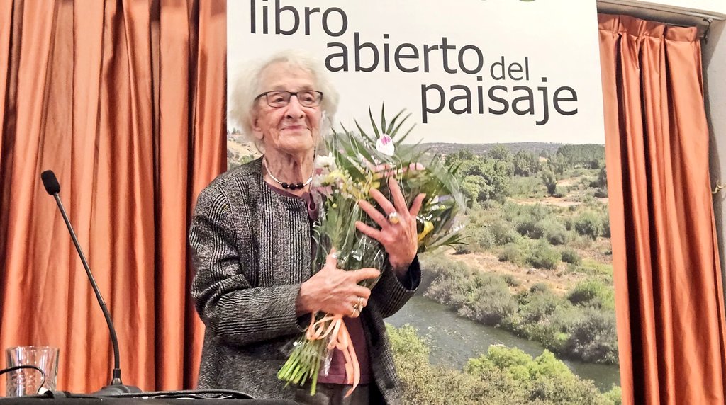 juzbadoayto's tweet photo. Ida Vitale congrega a más de dos centenares de vecinos y amigos de #Juzbado en el salón de actos tras haber paseado con todos ellos por el pueblo y descubrir 3 placas, una de ellas para dar su nombre a un paseo arbolado. #Juzbado2023 #Juzbadolibroabierto #IdaVitale #Salamanca https://t.co/67LKltz1Lq