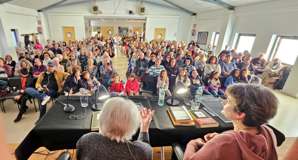 juzbadoayto's tweet photo. Ida Vitale congrega a más de dos centenares de vecinos y amigos de #Juzbado en el salón de actos tras haber paseado con todos ellos por el pueblo y descubrir 3 placas, una de ellas para dar su nombre a un paseo arbolado. #Juzbado2023 #Juzbadolibroabierto #IdaVitale #Salamanca https://t.co/67LKltz1Lq