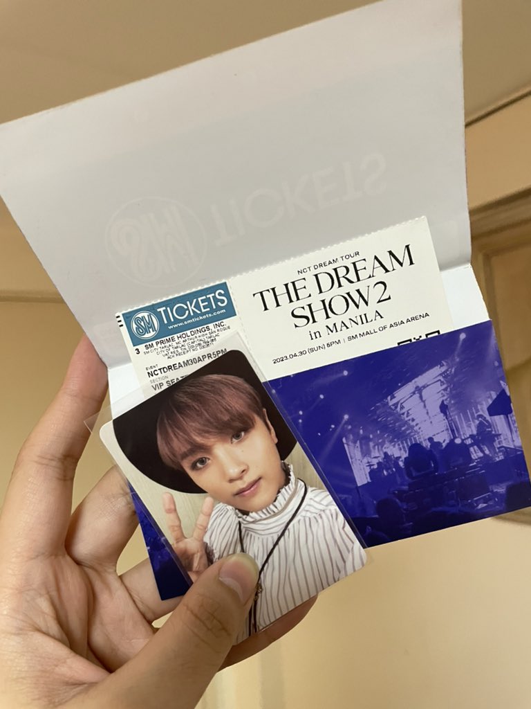 katrinuhmarie's tweet photo. medyo nandiri sa sarili dahil tumakbo sa SM ng walang ligo, pero tix secured 😭 see you soon my 7dream 💚 #THEDREAMSHOW2_in_MANILA https://t.co/ZM1Poy9Wpk