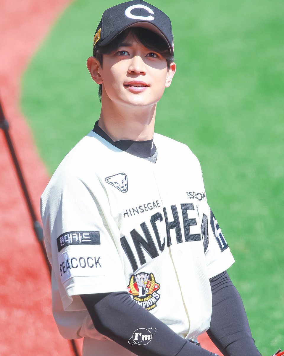 Landers_MIM's tweet photo. 230402 SSG랜더스필드

보정이 빠른 이유
피부건들게 없음
얼굴 만질게 없음
걍 레전드임

#샤이니 #민호 #최민호 https://t.co/5eFFoxfnir