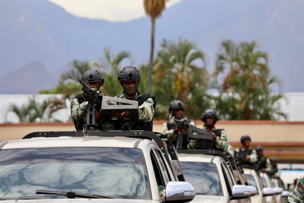 Los impertérritos comandantes de #ADI siempre al frente ! Con su liderazgo y compromiso a toda prueba ! Han sido la base estructural y fundamental del sistema defensivo territorial. Felicitaciones por tan magna demostración de cohesión y patriotismo ! 

 #EscudoBolivariano2023