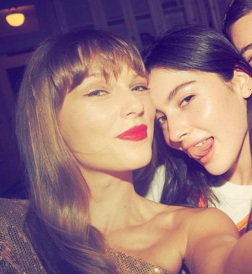 updateswiftbr's tweet photo. "A primeira pessoa que cantou hoje, foi a primeira noite dela na The Eras Tour e ela é absolutamente uma das minhas artistas favoritas! Por favor, deem mais uma salva de palmas de boas-vindas à The Eras Tour para Gracie Abrams!"

— Taylor Swift durante a “The Eras Tour” hoje. #TSTheErasTour