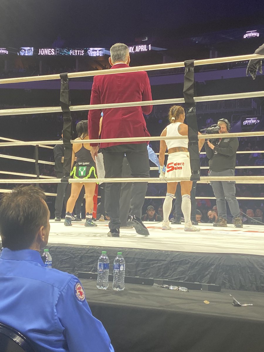 1realboxingfan's tweet photo. In the battle of Nguyen’s, it was Bi Nguyen who out hustled Andy Nguyen with a unanimous decision victory. The scores were all 39-37. #GamebredBoxing4 #boxingguru https://t.co/HqxQCzZcs9