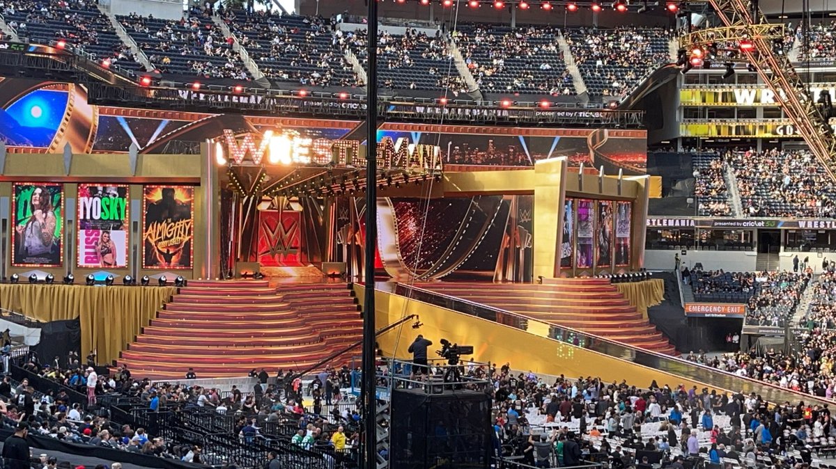 I’m really at Wrestlemania!! 🤷🏽‍♀️🤷🏽‍♀️🤷🏽‍♀️