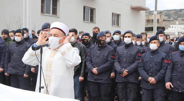 Bir gecenin kalbi teheccüt namazıdır 
Bir yılın kalbi Ramazandır
Ramazanın kalbi Kadir gecesidir
Kadir gecesinin kalbi Kur’an’dır.
Kuran’ın kalbi Yasin suresidir
Yasin Suresinin kalbi
“Selamün Kavlen Min Rabbin Rahim” ayetidir.
<a href="/TSKGnkur/">TSK</a>  kalbide 
 #UzmanÇavuş dur.

<a href="/alitilkici38/">Ali Tilkici 🇹🇷</a>