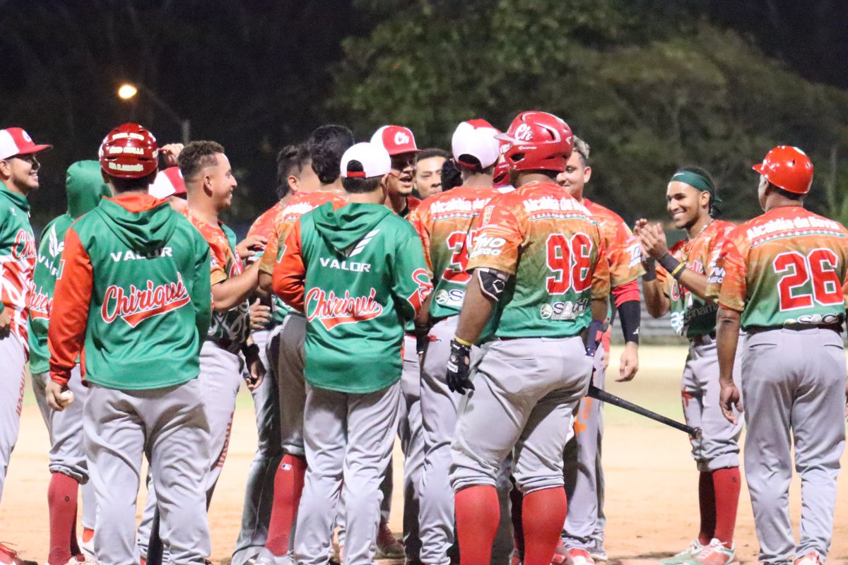 FedebeisOficial's tweet photo. Imágenes del momento de oro: Carlos Xavier Quiroz con su imparable 700 de su carrera en lanzamiento de Angel Córdoba de Oeste, partido que se juega en el estadio Horacio Mena de Chame. Felicidades por su gran hazaña de ser apenas el 4to pelotero en la historia con 700 o más hits. https://t.co/F487uFa4Vx