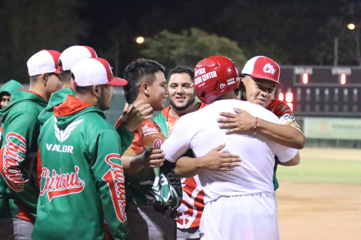 FedebeisOficial's tweet photo. Imágenes del momento de oro: Carlos Xavier Quiroz con su imparable 700 de su carrera en lanzamiento de Angel Córdoba de Oeste, partido que se juega en el estadio Horacio Mena de Chame. Felicidades por su gran hazaña de ser apenas el 4to pelotero en la historia con 700 o más hits. https://t.co/F487uFa4Vx
