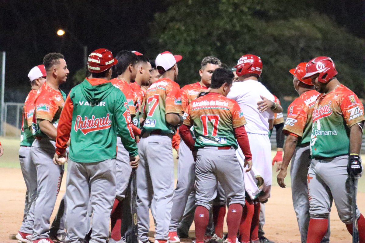 FedebeisOficial's tweet photo. Imágenes del momento de oro: Carlos Xavier Quiroz con su imparable 700 de su carrera en lanzamiento de Angel Córdoba de Oeste, partido que se juega en el estadio Horacio Mena de Chame. Felicidades por su gran hazaña de ser apenas el 4to pelotero en la historia con 700 o más hits. https://t.co/F487uFa4Vx