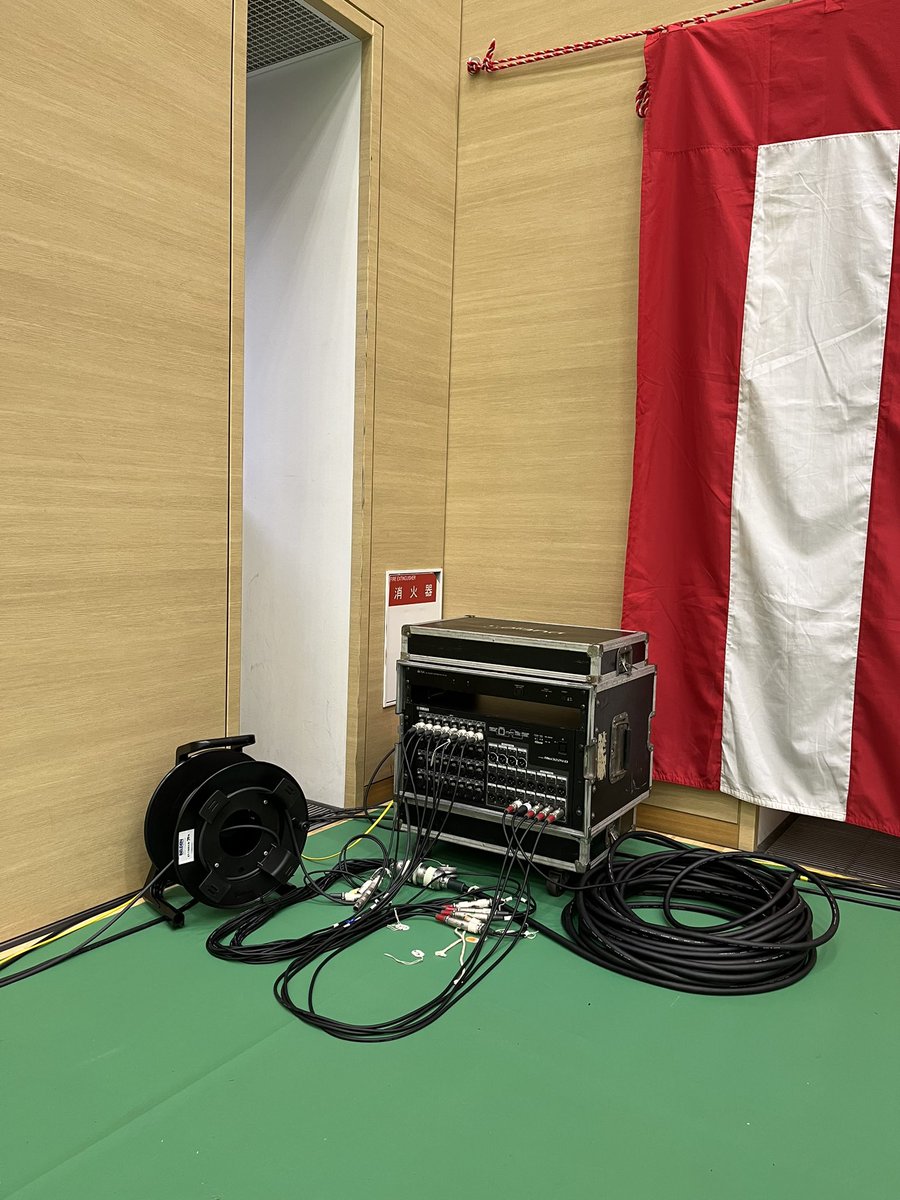 SasamaOnkyo's tweet image. とある式典終わりで夜設営して今日は歌謡祭の音響です。
#ql5
#rio3224
#fbtラインアレイスピーカー
#jbl