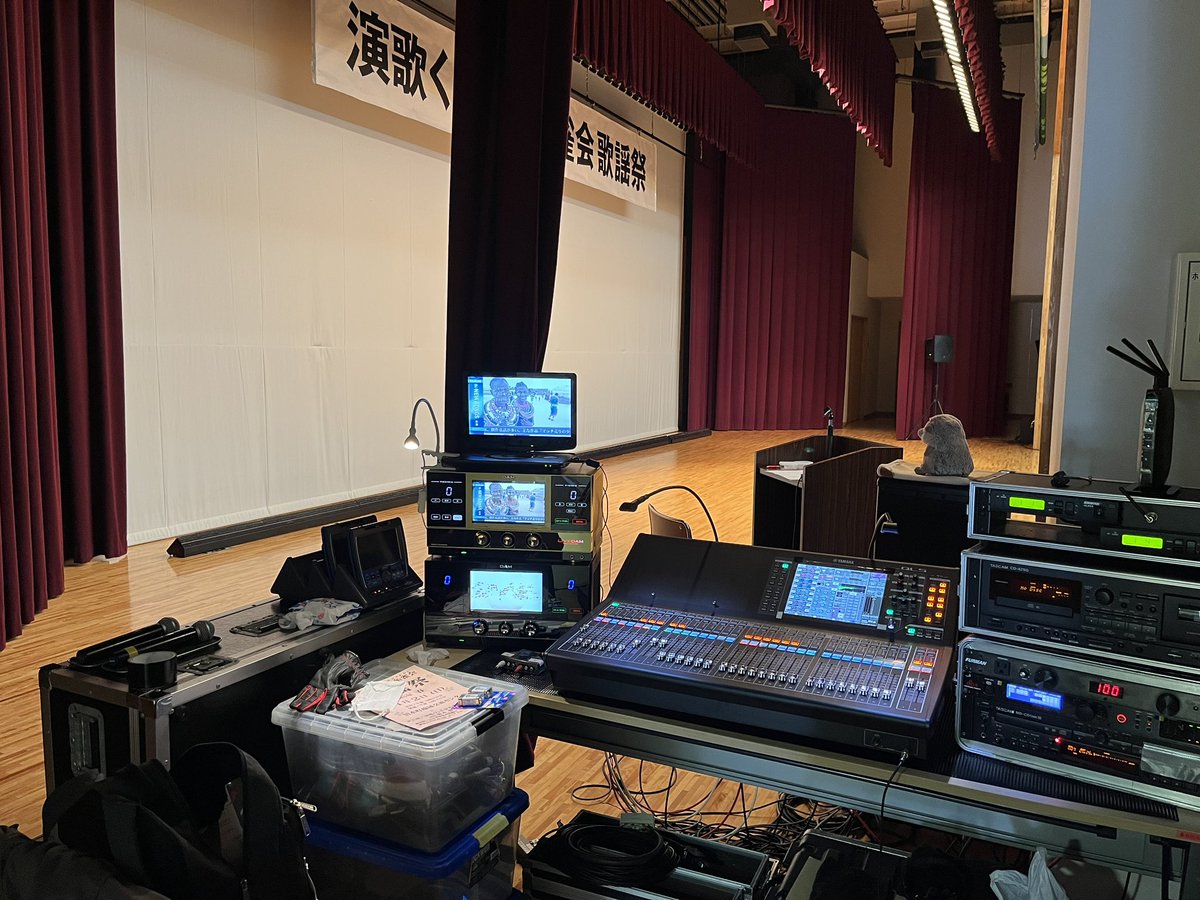SasamaOnkyo's tweet image. とある式典終わりで夜設営して今日は歌謡祭の音響です。
#ql5
#rio3224
#fbtラインアレイスピーカー
#jbl
