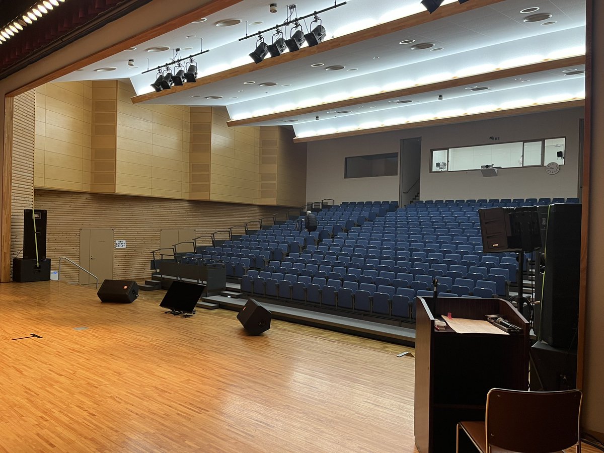 SasamaOnkyo's tweet image. とある式典終わりで夜設営して今日は歌謡祭の音響です。
#ql5
#rio3224
#fbtラインアレイスピーカー
#jbl