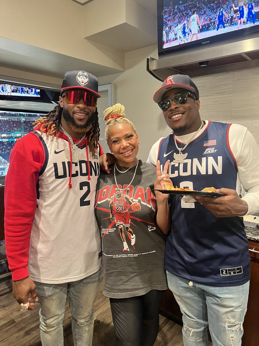 #UConnselfie with the best! <a href="/Showtyme_33/">Aaron Jones 3️⃣3️⃣</a> <a href="/My_Tyme10/">ALVIN JONES</a>