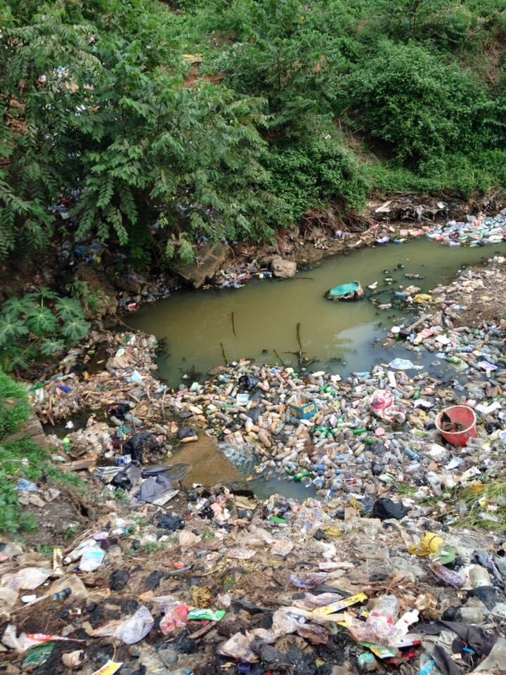 JonathanOlakun3's tweet photo. I'm always unhappy when I see people mess the environment up, so sometimes if not most times, I do ask myself what came over me, that I became so committed about a CLEANER #Nigeria, #Africa &amp; the  #World 🌎 as a whole. The pictures below is one of the reasons why I can't give up https://t.co/Ul3ZwUbbi8