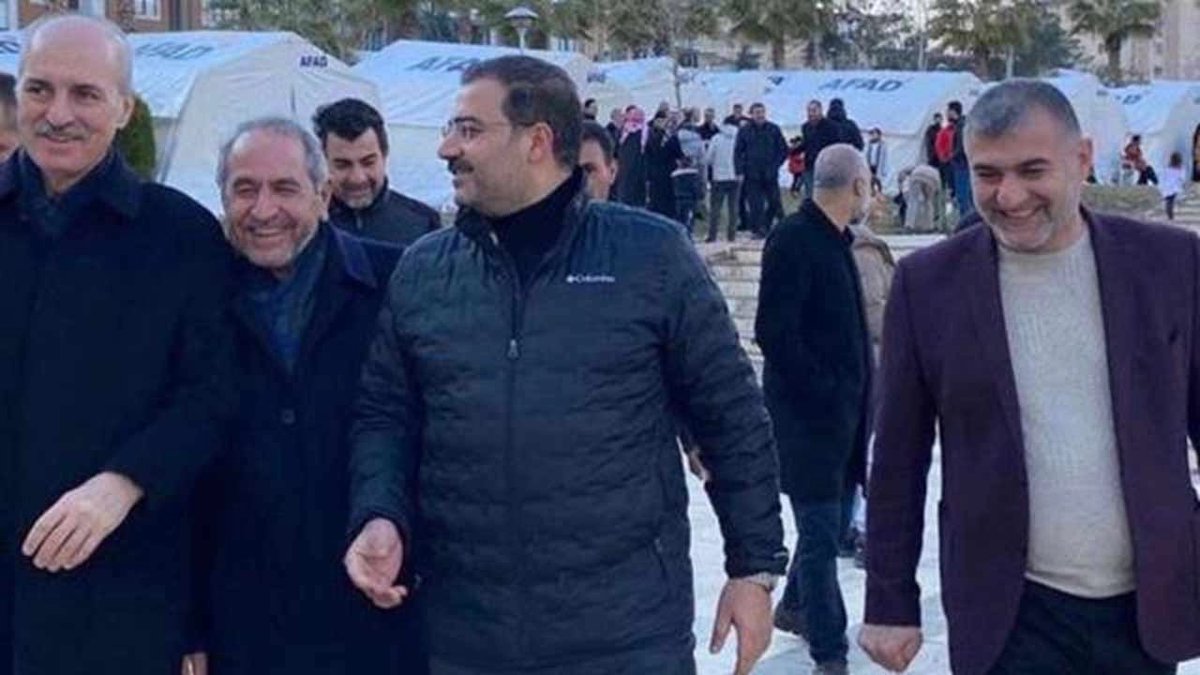 MuhammedSaban_'s tweet photo. Deprem bölgesinde insanlar hala enkaz altında inim inim soğuktan donarken, üstelik sizinkiler aciz kalıp onları kaderine terketmişken, ölenlerin daha kanı kurumamışken, düğüne gelmiş gibi keyifle gezen şu ar damarı çatlamışlara “Hey sıkılmaz ağlamazsan bari gülmekten utan” dediniz mi?