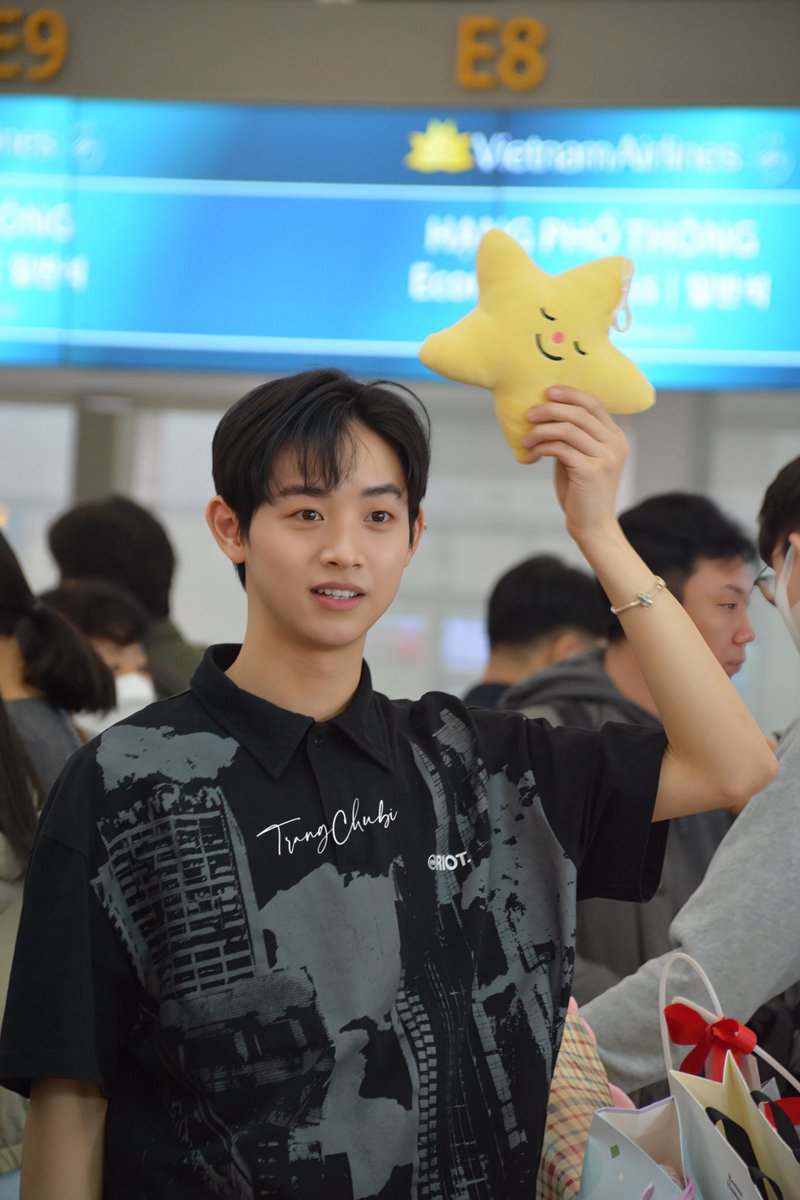 suyeonc6104's tweet photo. CÔNG at ICN airport 23.04.02

Cong was present at the airport to return to Vietnam. 
#CONG #콩심쿵 #콩 

Cre: Me https://t.co/iVk4JEh3Pf