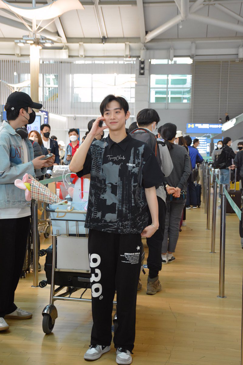 suyeonc6104's tweet photo. CÔNG at ICN airport 23.04.02

Cong was present at the airport to return to Vietnam. 
#CONG #콩심쿵 #콩 

Cre: Me https://t.co/iVk4JEh3Pf