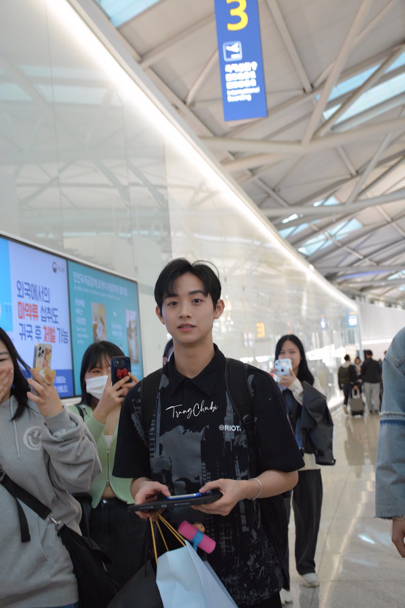 suyeonc6104's tweet photo. CÔNG at ICN airport 23.04.02

Cong was present at the airport to return to Vietnam. 
#CONG #콩심쿵 #콩 

Cre: Me https://t.co/iVk4JEh3Pf