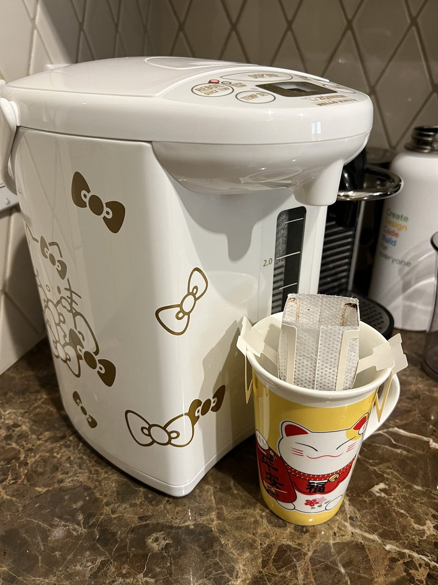 Taking my adulting to the next level. #HelloKitty <a href="/ZojirushiUSA/">Zojirushi America</a> 
Bonus points - plays music when ready and when shutting down for the night 😄