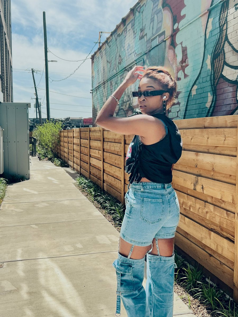It’s the 1st of the Month ……..
❤️🖤🤍💙

Here’s to APRIL; 🗓️ 
ɢᴏᴀʟ (ꜱ.)
#Fashionista #Demin #FashionInfluencer #AprilFoolsDay #Pinterestinspired 
IG : @ ToriDenise._