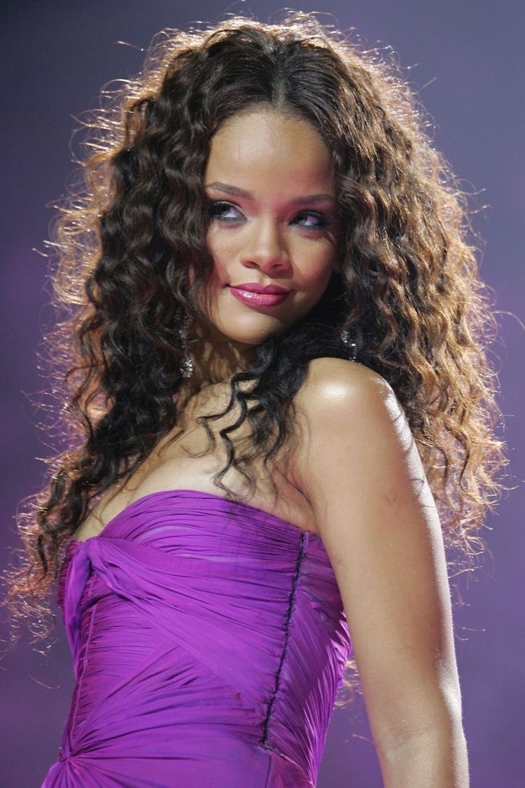 notgwendalupe's tweet photo. rihanna, 2006 https://t.co/4CFZcENq9J