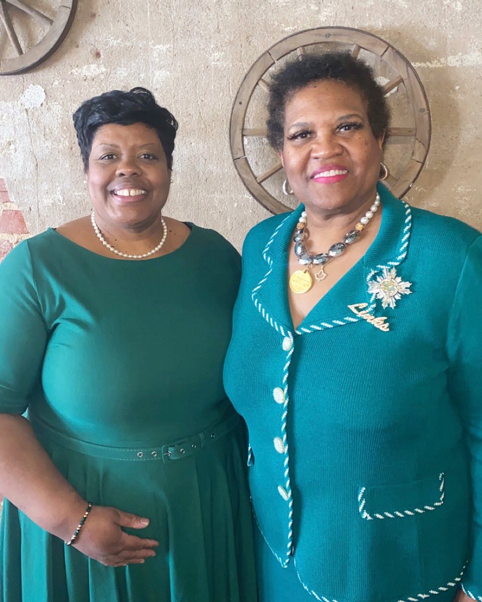 LinksOKC's tweet photo. Our newly elected Chapter President Felecia Moriels pictured with our outgoing President Maggie W. Green. π #LinksOKC #LinkedInFriendship #ConnectedInService https://t.co/JrCG8wVebW