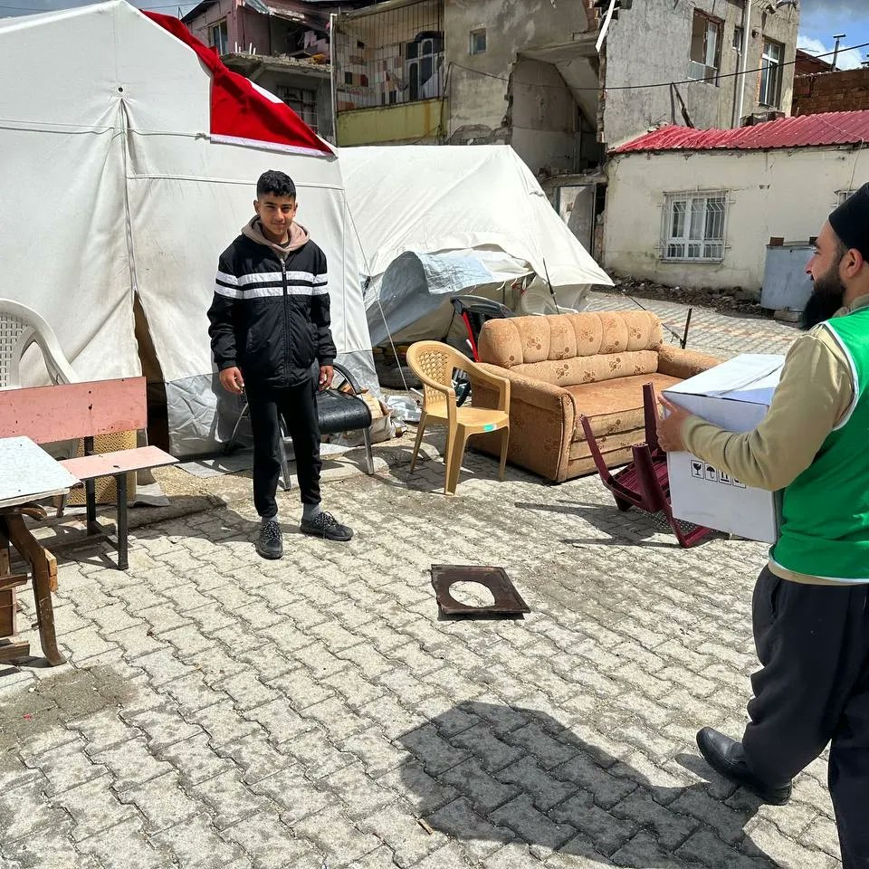 mhmturg's tweet photo. 📍#Hatay

Aşevlerimizde her gün binlerce vatandaşımıza iftar ve sahur ikramlarımızı sürdürürken, kırsallarda yaşayan depremzedeleri de unutmuyor, kumanya paketlerini ulaştırmaya devam ediyoruz. 

#İyilikSeninle ❤️
📦 Kumanya Paketi 500₺
🌐 https://t.co/1jy1yyUiNj https://t.co/tht8W0pqGG
