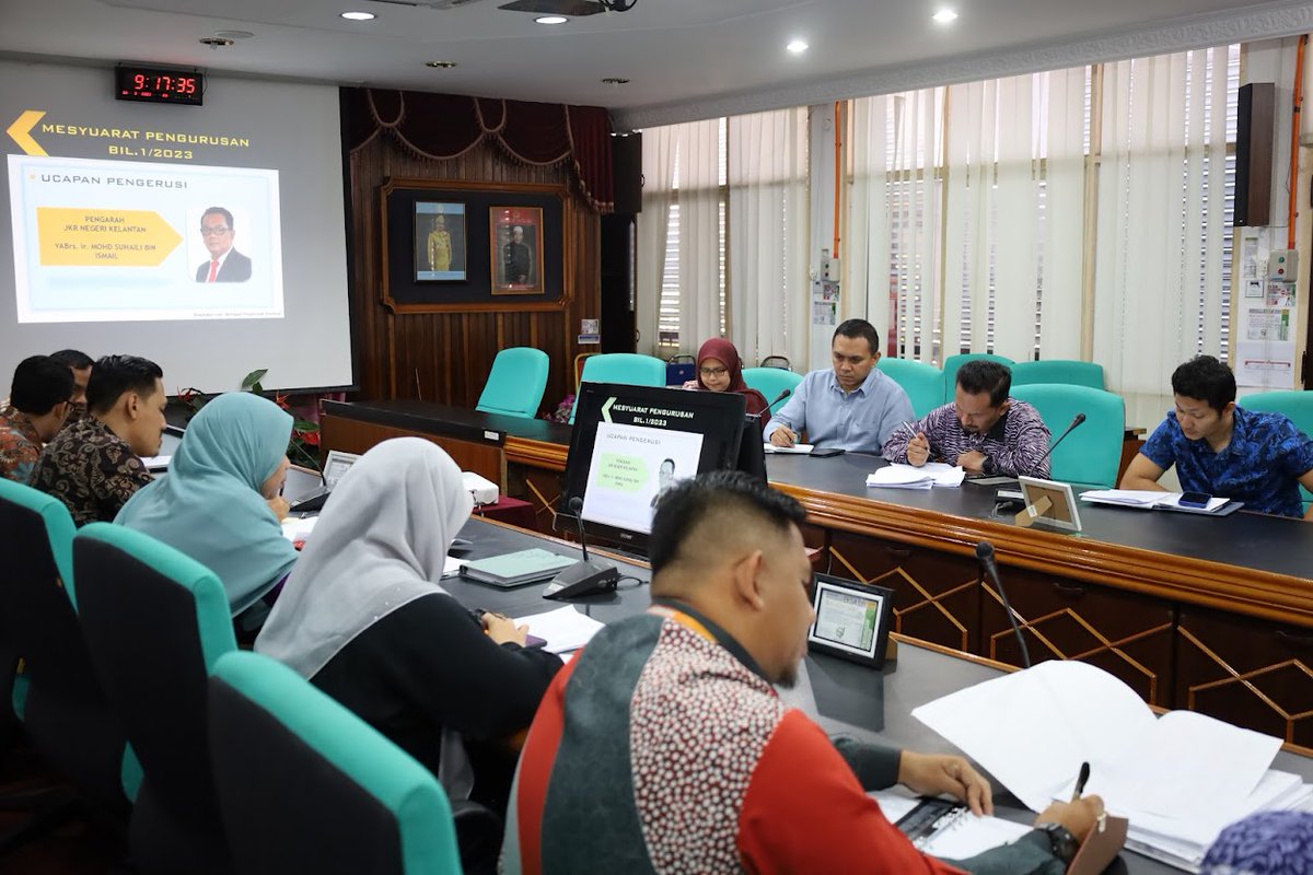 30.03.2023 (Khamis)

Mesyuarat Pengurusan JKR Kelantan telah dilaksanakan oleh Bahagian Pengurusan Korporat di Bilik Gerakan dan dipengurusikan oleh Pengarah JKR Negeri Kelantan, Ir. Mohd Suhaili Ismail. Turut terlibat ialah ketua-ketua jabatan &amp; jurutera-jurutera jajahan.