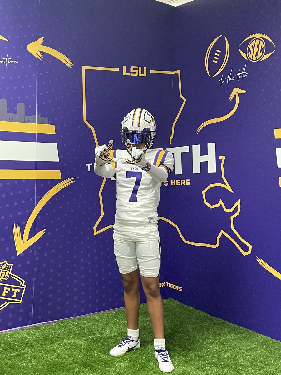 bauer_lebron's tweet photo. Good day today @BillyEmbody @Sheadixon @lsu_hq @Geaux247 @WillRedmond_LSU @GPowersScout @AndrewHatts @Perroni247 @MohrRecruiting https://t.co/ZCWzBLil5U