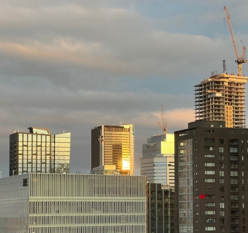 Vers 18 heures Galarneau nous a envoyé la main pour un petit salut lumineux avant de retrouver sa doudou...

Ce n'était pas un Poisson d'Avril...

Bon samedi soir les amis(es)...

#LAGRC #Mtl 2023-03-01  22H00
CR. PH.: David Turbis Le Grand #DTLG (avec iphone 13)