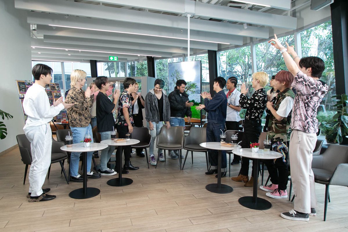 SchoolBreakin's tweet photo. วันนี้นำรูปของสองเมนเทอร์ คุณ BOTCASH และ คุณ NINO มาฝากกันค่า ขอบคุณที่คอยทำเพลงดีๆ ออกมาเสมอนะคะ 🙇🏼‍♀️

รับชมรายการ #NewSchoolBreakin EP24 ย้อนหลังได้ที่ YouTube : High Cloud Entertainment 📌https://t.co/OBRBkas2PL 

#BALLISTIKBOYZ #PSYCHICFEVER https://t.co/biP6Vy9cuO